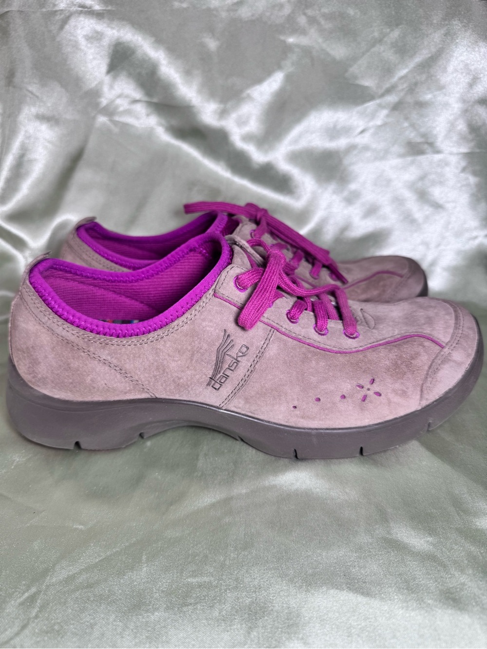 Dansko Elise Oxford Sneaker in Taupe Suede Leather with Pink Accents size 39 - Picture 2 of 8